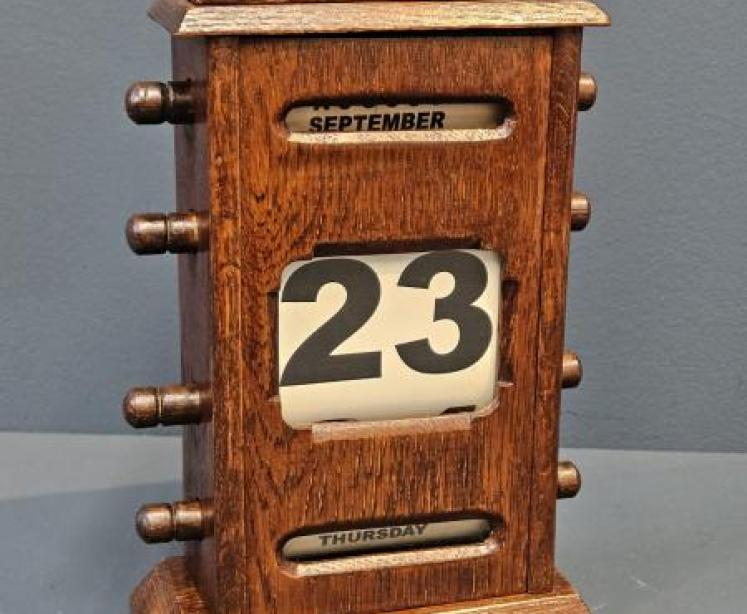 Edwardian Oak Perpetual Desk Calendar - Image 2