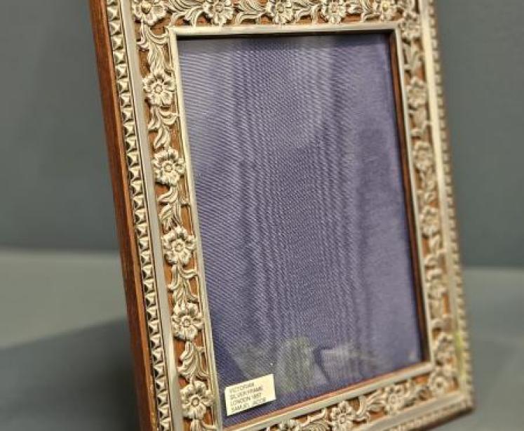Large Victorian Silver Floral Border Photo Frame - Image 2