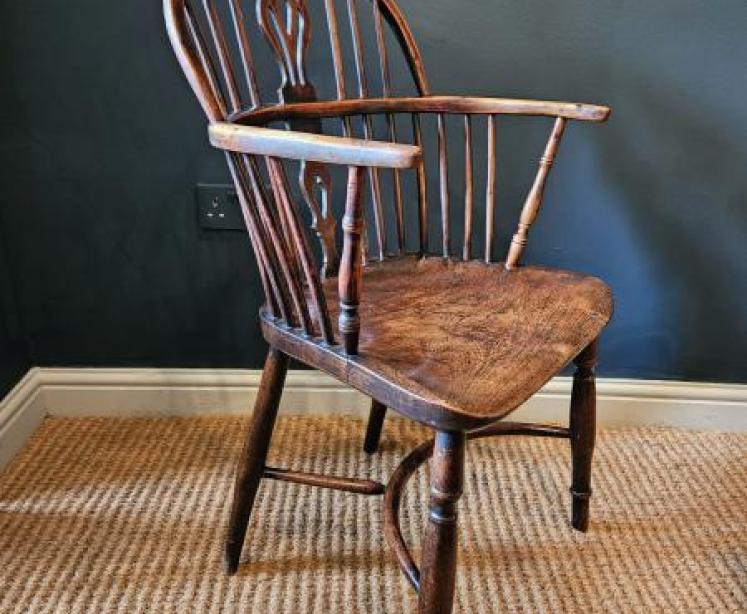 George III Low Back Yew and Elm Windsor Chair - Image 3