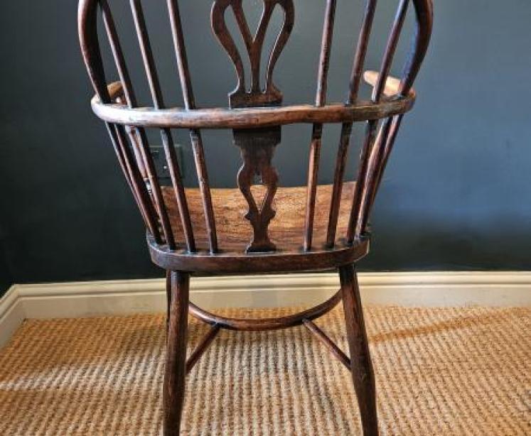 George III Low Back Yew and Elm Windsor Chair - Image 4