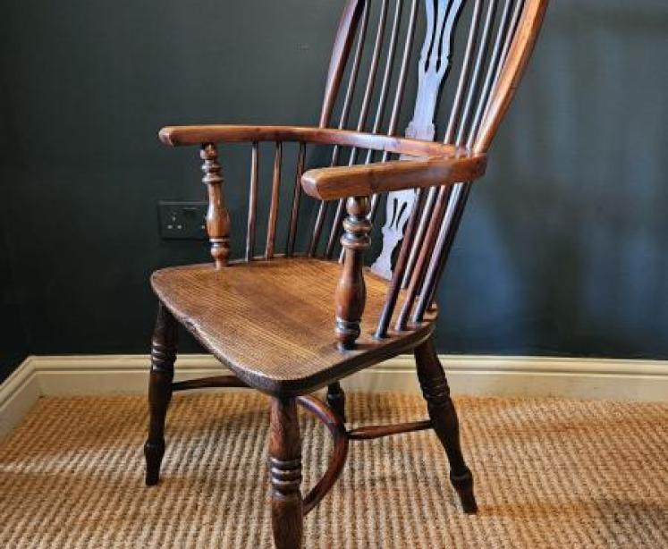 George III High Back Yew and Elm Wood Windsor Chair - Image 3