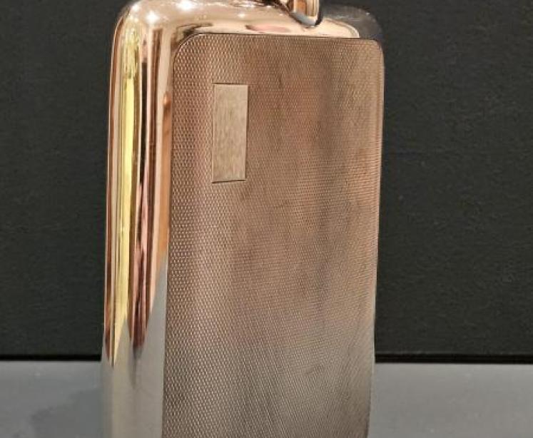 Extra Large 10 Troy oz Engine Turned Hip Flask - Image 4