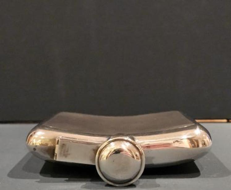 Extra Large 10 Troy oz Engine Turned Hip Flask - Image 5