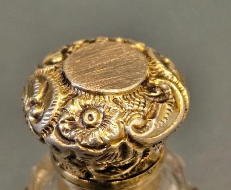 Victorian Silver Gilt Top Scent Bottle - Image 2