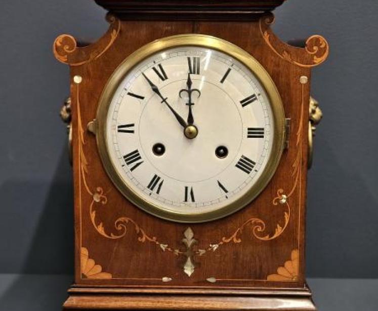 Superb 8 Day Gong Chiming Mantel Clock - Image 1