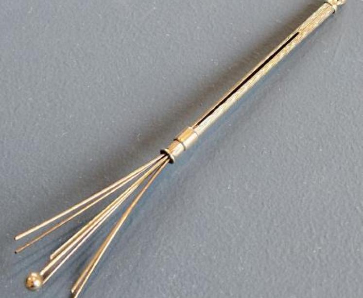 9ct Gold Engine Turned Telescopic Cocktail Stirrer - Image 1