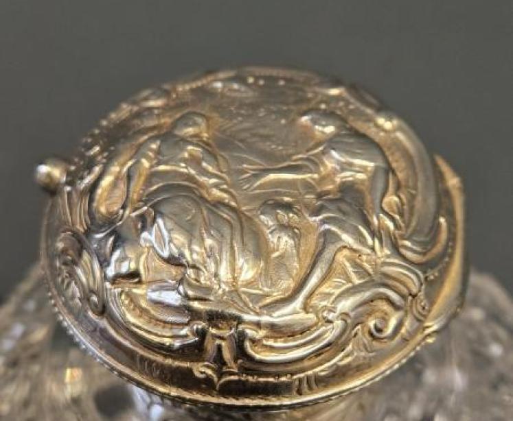 Victorian William Comyns Silver Top Scent Bottle - Image 2