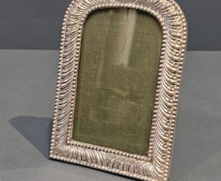 Victorian Silver Arched Top Photo Frame - Image 4