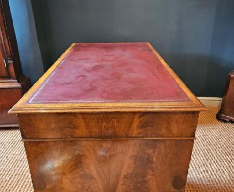 Edwardian Figured Walnut Pedestal Desk - Image 5