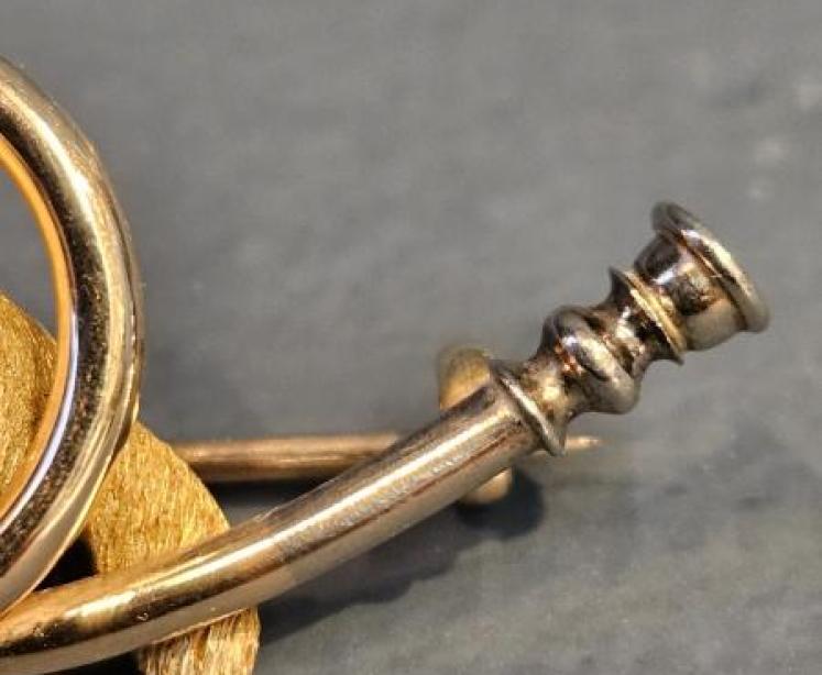 Gold Fox & Hunting Horn Brooch - Image 2