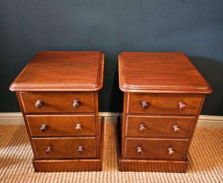 Pair of Victorian Mahogany Three Drawer Bedside Chests - Image 3