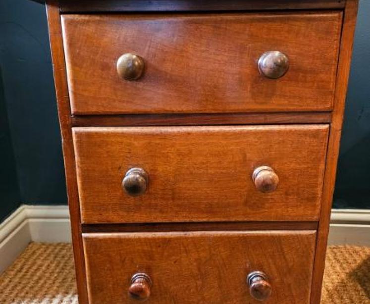 Pair of Victorian Mahogany Three Drawer Bedside Chests - Image 5
