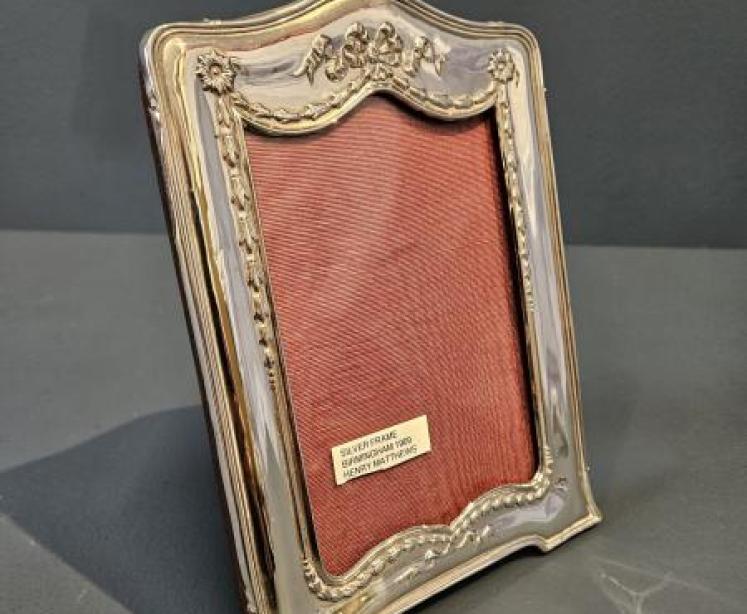 Edwardian Silver Floral Swag Design Photo Frame - Image 2