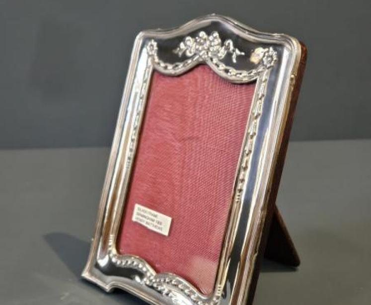 Edwardian Silver Floral Swag Design Photo Frame - Image 4