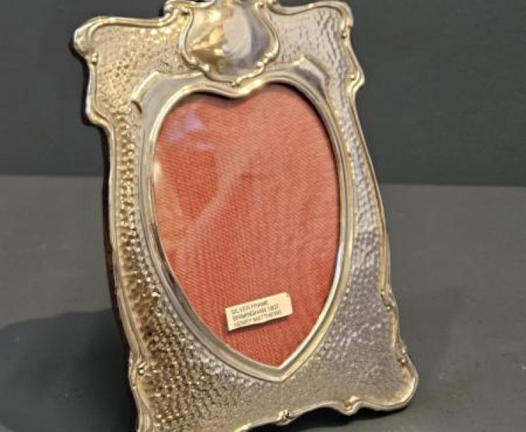 Art Nouveau Planished Silver Photo Frame  - Image 2