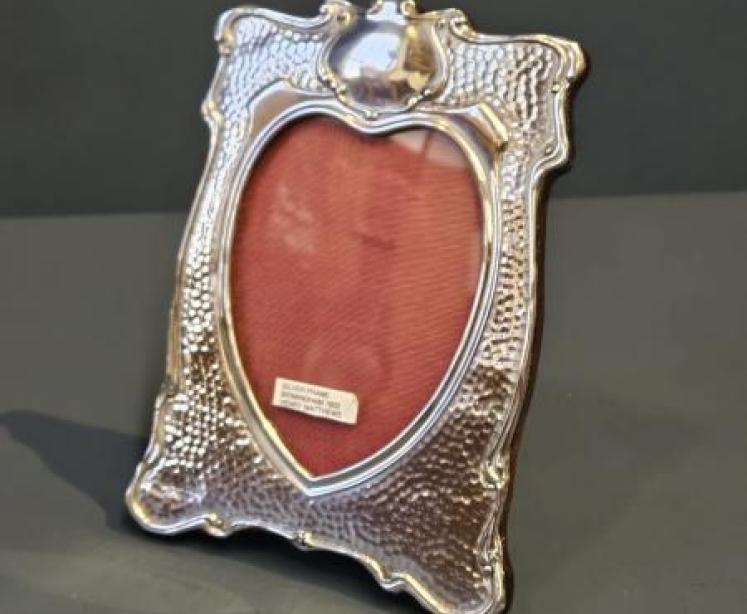 Art Nouveau Planished Silver Photo Frame  - Image 3