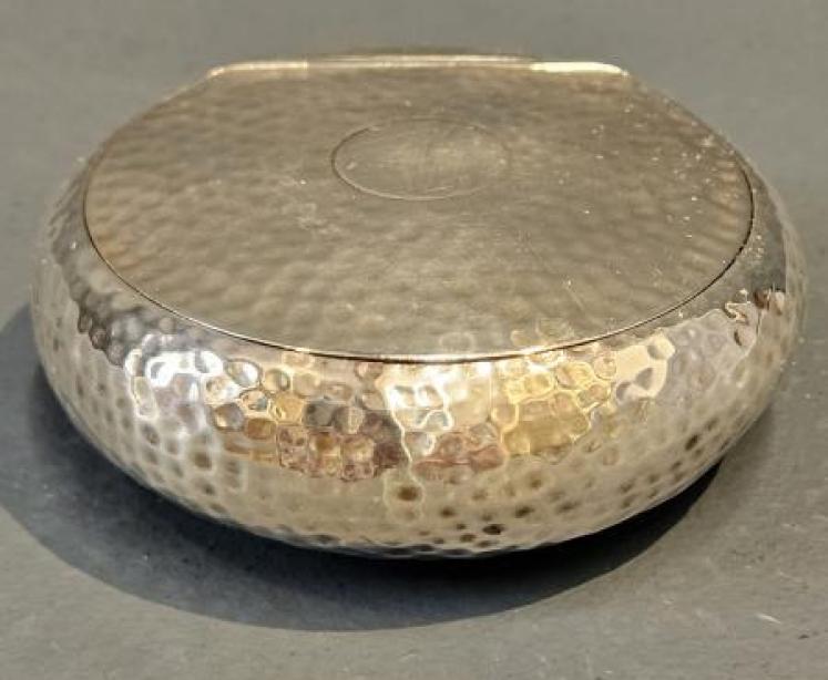 Unusual Planished Silver Squeeze Tobacco Box - Image 2