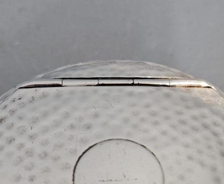 Unusual Planished Silver Squeeze Tobacco Box - Image 3
