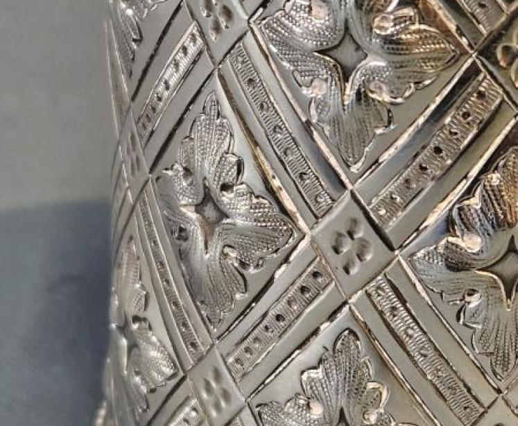 Fine Quality Victorian Quilted Silver Mug - Image 3