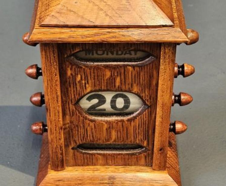 Small Late Victorian Oak Perpetual Desk Calendar - Image 4