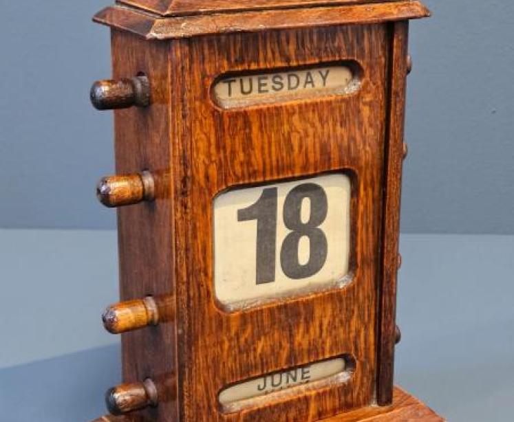 Victorian Oak Perpetual Desk Calendar - Image 1