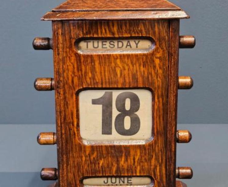 Victorian Oak Perpetual Desk Calendar - Image 2