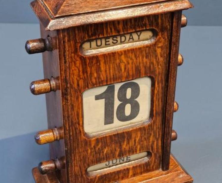 Victorian Oak Perpetual Desk Calendar - Image 3