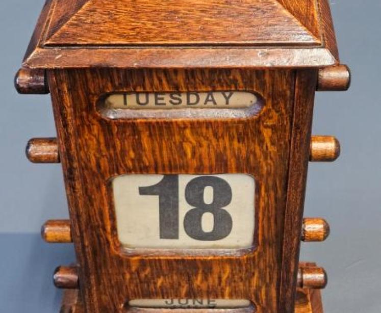 Victorian Oak Perpetual Desk Calendar - Image 6