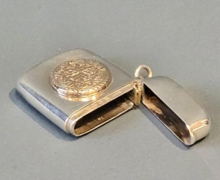 Silver and 9ct Gold Medallion Vesta Case - Image 5