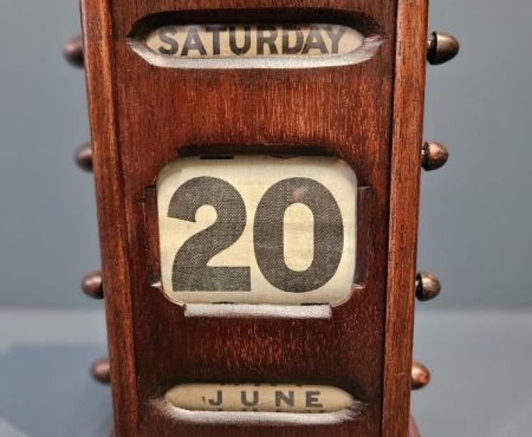 Edwardian Mahogany Perpetual Desk Calendar  - Image 1