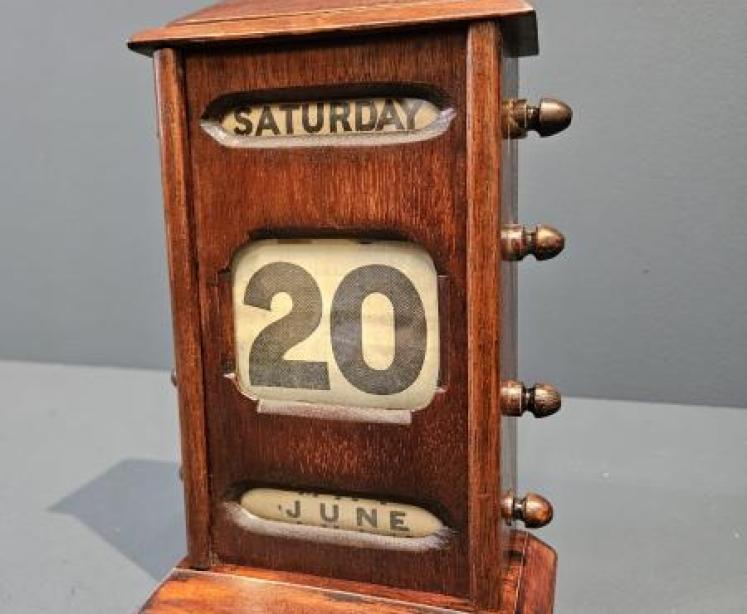 Edwardian Mahogany Perpetual Desk Calendar  - Image 5