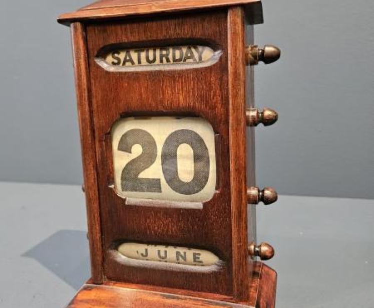 Edwardian Mahogany Perpetual Desk Calendar  - Image 7