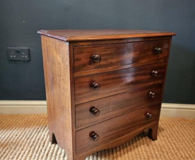 Very Small Early Victorian Mahogany Chest of Drawers - Image 4