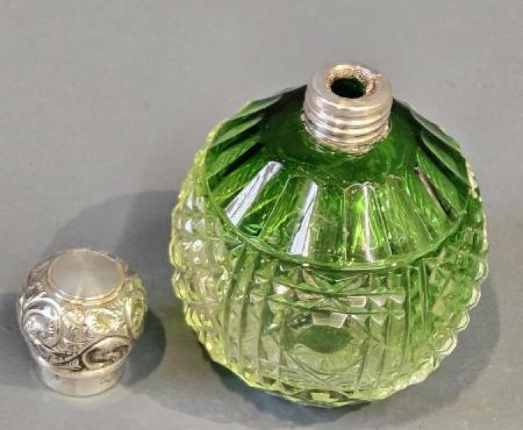 Victorian Emerald Flashed Cut Crystal Silver Topped Scent Bottle - Image 2