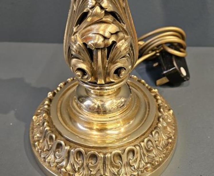 Superb Quality Victorian Cast Brass Table Lamp - Image 3