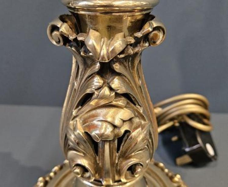 Superb Quality Victorian Cast Brass Table Lamp - Image 6