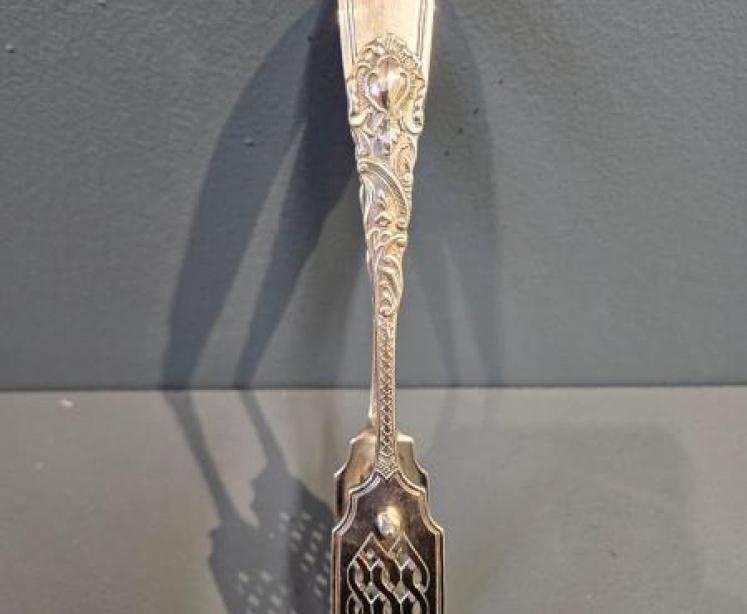 Pair of Fine Quality Silver Asparagus Tongs - Image 3