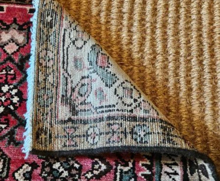 Persian Pure Wool Rug with Dark Pink Ground  - Image 5