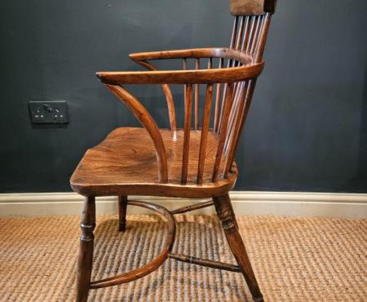 Superb Yew Wood Comb Back Windsor Chair  - Image 4