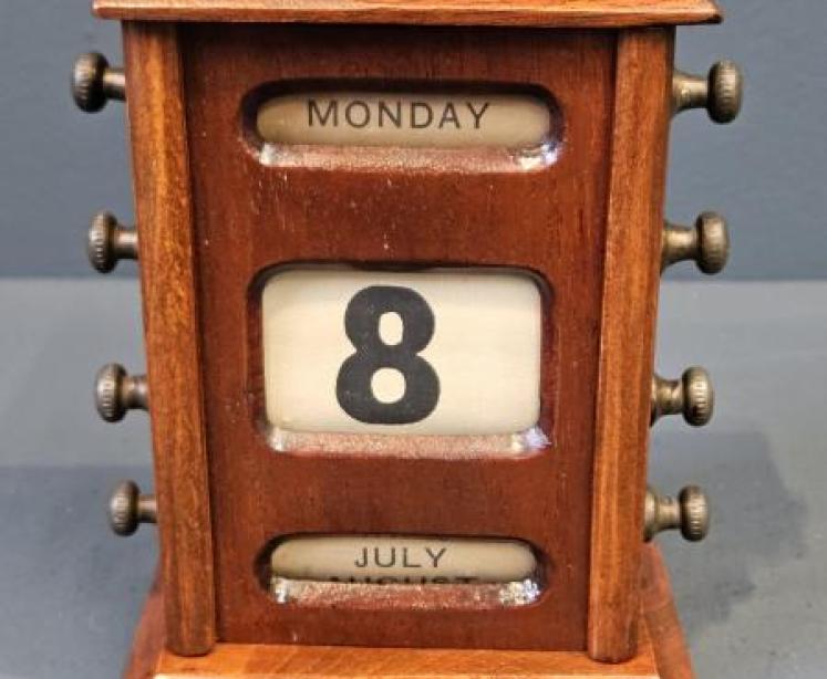 Small Edwardian Mahogany Perpetual Desk Calendar - Image 1