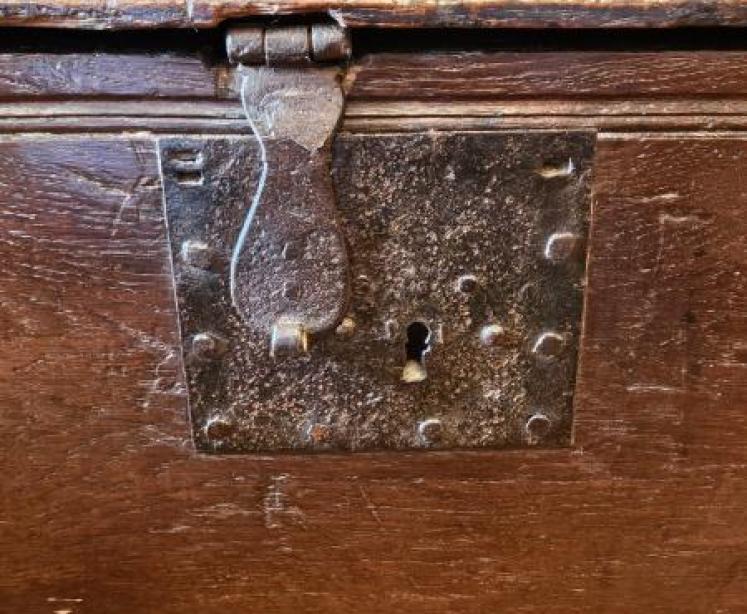 Wonderful 16th Century Oak Coffer - Image 3