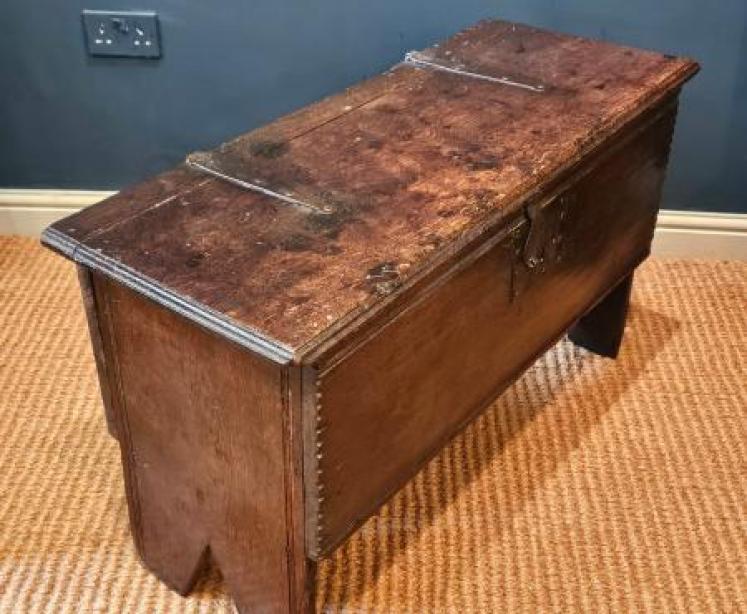 Wonderful 16th Century Oak Coffer - Image 7