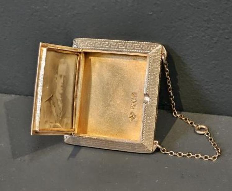 George V Engine Turned Silver Keep Sake Photo Frame - Image 2