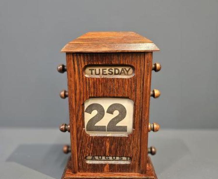 Edwardian Oak Perpetual Desk Calendar - Image 1