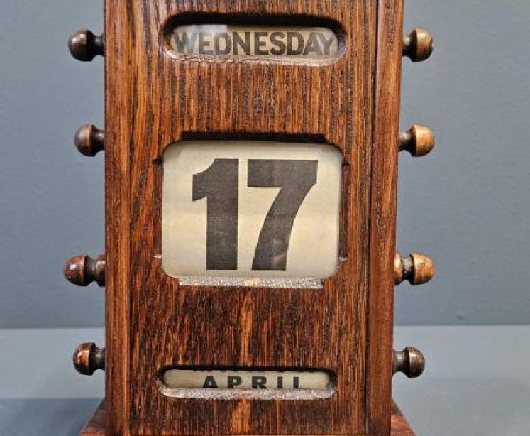 Edwardian Oak Perpetual Desk Calendar - Image 2