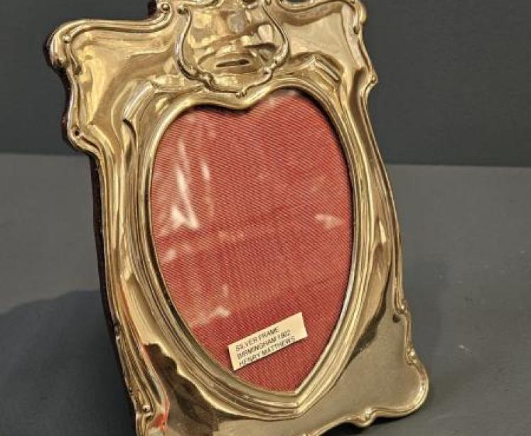 Edwardian Art Nouveau Heart Shaped Silver Photo Frame  - Image 4