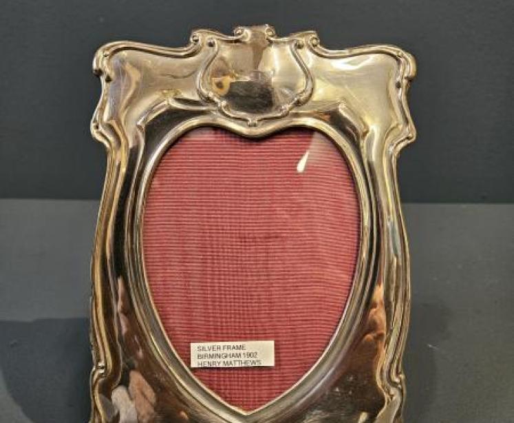 Edwardian Art Nouveau Heart Shaped Silver Photo Frame  - Image 5