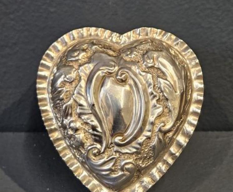 Victorian Silver Heart Shaped Lidded Box - Image 1