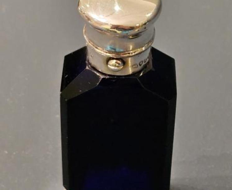 Victorian Sampson Mordan Smelling Salts Bottle and Vinaigrette  - Image 1
