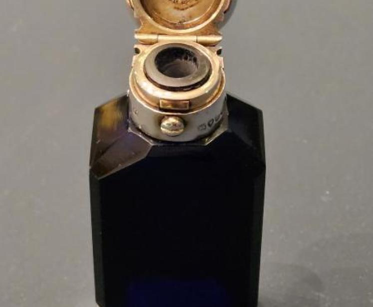 Victorian Sampson Mordan Smelling Salts Bottle and Vinaigrette  - Image 3